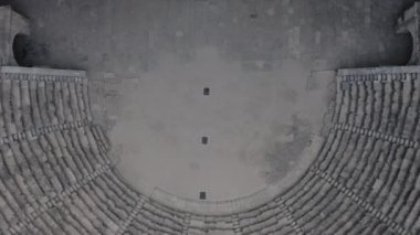 Çok eski bir bina. Aspendos, bir Yunan amfitiyatrosu.