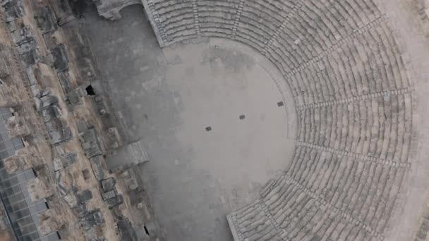 Çok eski bir bina. Aspendos, bir Yunan amfitiyatrosu. — Stok video