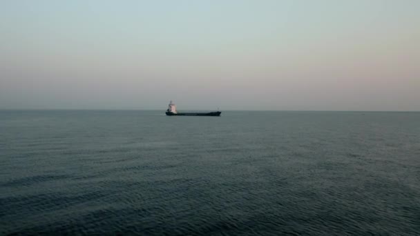 Navire marchand dans la mer Noire. Un cargo sec. 4K tir de drone 