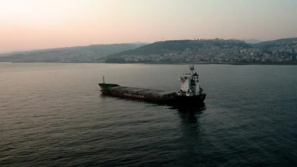 Handelsschip in de zwarte zee. Droog vrachtschip. 4k drone schieten — Stockvideo