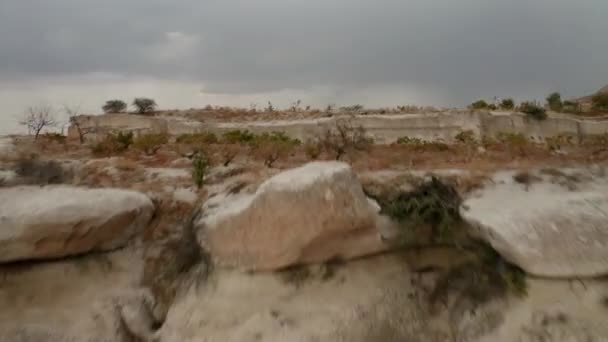 Cappadocia egy nagyon szép drón átível az erőd felett. — Stock videók