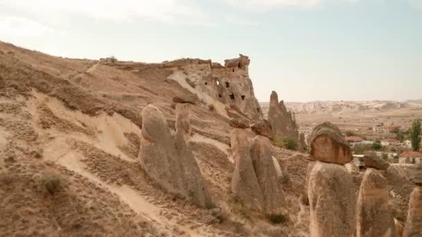 Cappadocia bardzo piękna rozpiętość drona nad fortecą — Wideo stockowe