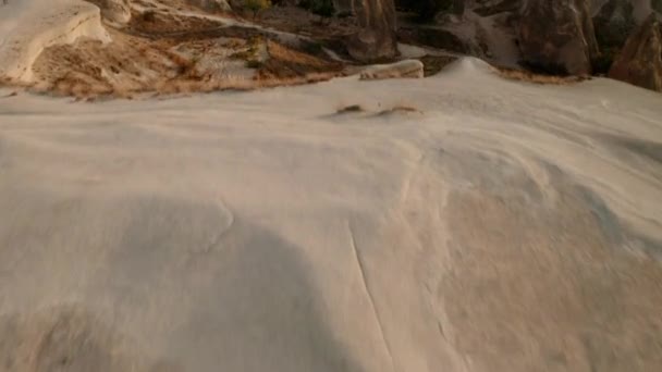 卡帕多西亚一个非常漂亮的无人驾驶飞机飞越了城堡 — 图库视频影像
