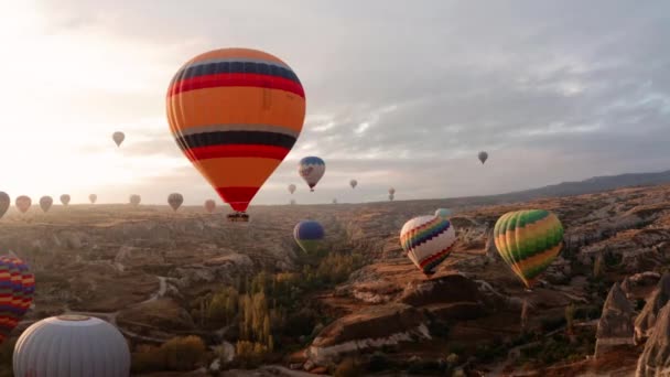 Un palloncino vola sopra la Cappadocia, sparando da un drone in 4K — Video Stock