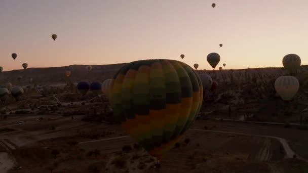 Egy léggömb repül Cappadocia felett, és egy drónról lő 4k-ben. — Stock videók