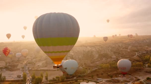 Cappadocia, fantasztikus drón fesztávolság és léggömb közelkép — Stock videók