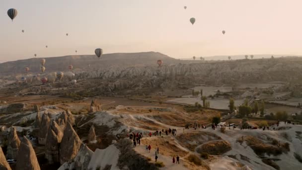 Un palloncino vola sopra la Cappadocia, sparando da un drone in 4K — Video Stock