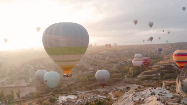 Un palloncino vola sopra la Cappadocia, sparando da un drone in 4K — Video Stock