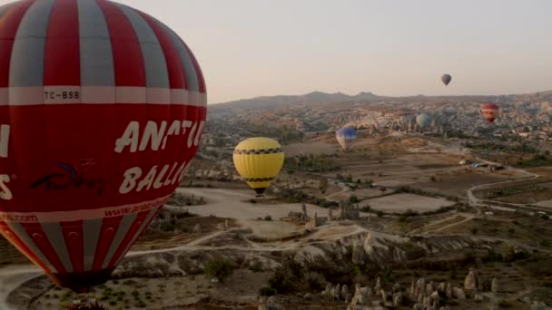 Cappadocia, fantasztikus drón fesztávolság és léggömb közelkép — Stock videók