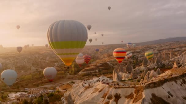 Bir balon kapadokya üzerinde uçuyor, 4K 'daki bir drondan ateş ediyor. — Stok video