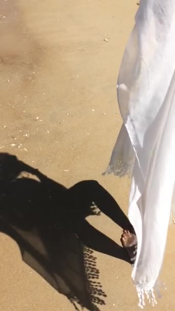 Una chica camina descalza en la arena en una playa de Phuket — Vídeo de stock