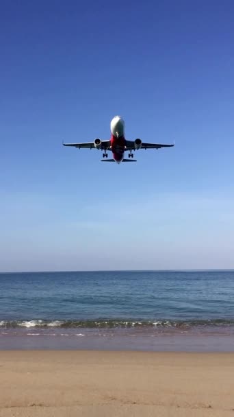 プーケットは飛行機の海のビーチを離陸 — ストック動画