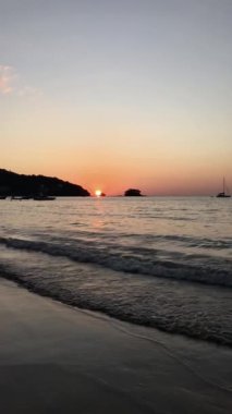 Çok güzel bir gün batımı fotoğrafı. Phuket telefonda.