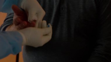 Gerçek bir koronavirüs testi, bir doktor koronavirüs testi yaptırır.