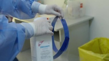 Hasta covid19 'un muayenesinden önce doktor eldiveni dezenfeksiyonu