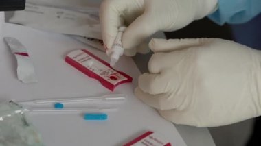 Gerçek bir koronavirüs testi, bir doktor koronavirüs testi yaptırır.