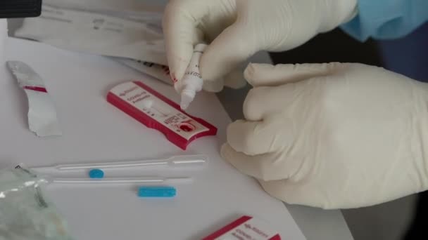 Een echte coronavirus test, een arts neemt een test voor coronavirus — Stockvideo