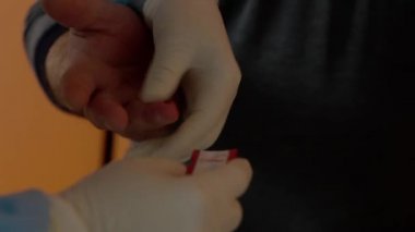 Gerçek bir koronavirüs testi. Bir doktor koronavirüs testi yaptırır.