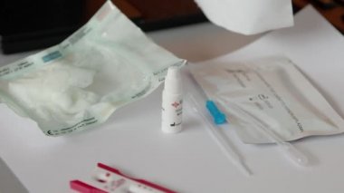 Gerçek bir koronavirüs testi, bir doktor koronavirüs testi yaptırır.