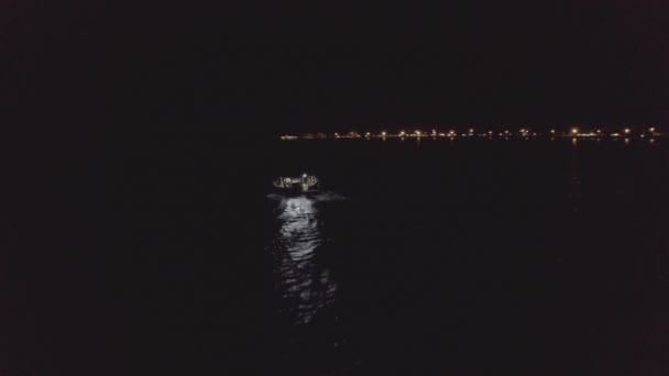 Navire à passagers la nuit dans la mer — Video