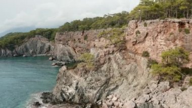 Akdeniz üzerinde alçaktan uçan bir dron.