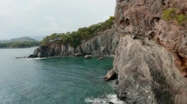 Akdeniz üzerinde alçaktan uçan bir dron.