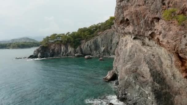 Un drone survolant la mer Méditerranée 