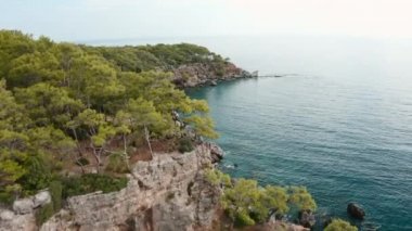 Akdeniz üzerinde alçaktan uçan bir dron.