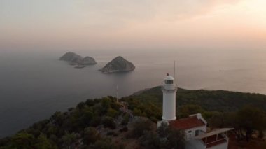 Açık denizde bir pelerin üzerinde deniz feneri