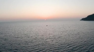 Akdeniz üzerinde alçaktan uçan bir dron.