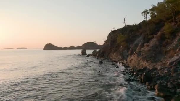 Een drone die laag over de Middellandse Zee vliegt — Stockvideo