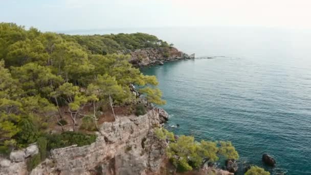 Ένα drone που πετάει χαμηλά πάνω από τη Μεσόγειο Θάλασσα — Αρχείο Βίντεο
