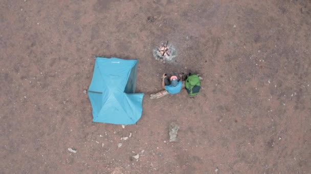 Ein Typ im Wald mit einem Zelt. Luftaufnahme von der Drohne — Stockvideo
