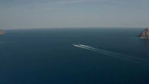 Wojskowe okręty wojenne na pełnym morzu ćwiczenia — Wideo stockowe