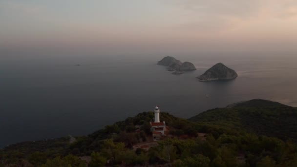 大海的灯塔在大海的海角上 — 图库视频影像