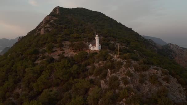 Морський маяк на мисі у відкритому морі — стокове відео