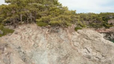 Akdeniz üzerinde alçaktan uçan bir dron.