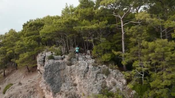 Un uomo sta su un mantello e lancia un drone da se stesso e vola via — Video Stock