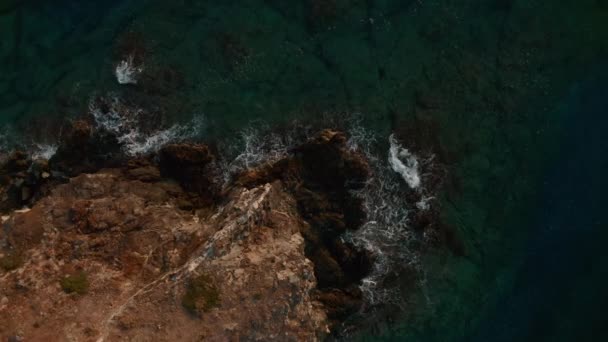 Dron letící nízko nad Středozemním mořem — Stock video