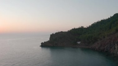 Akdeniz üzerinde alçaktan uçan bir dron.