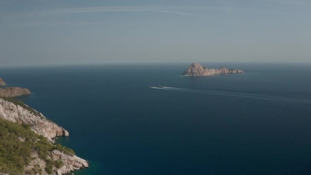 Navires de guerre militaires en haute mer 