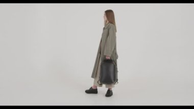 Moda, manken kız kameraya gider, şık giyinir. Bir moda dergisi için çekim.