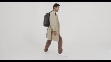 Moda adamı kameraya gider, şık giyinir. Moda için çekim 