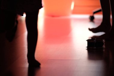 Anne ve çocuklar evde oynarken yalınayak