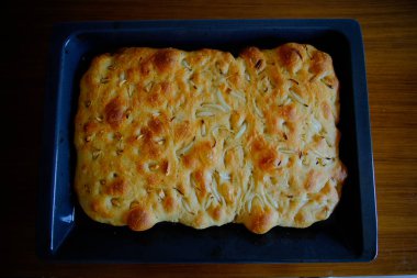 Taze soğan ve sarımsaklı Focaccia.