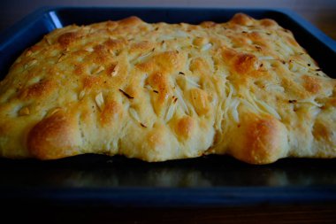 Taze soğan ve sarımsaklı Focaccia.