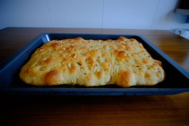 Taze soğan ve sarımsaklı Focaccia.