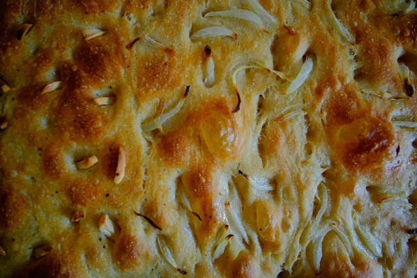 Cebolla recién hecha y ajo relleno focaccia — Foto de Stock