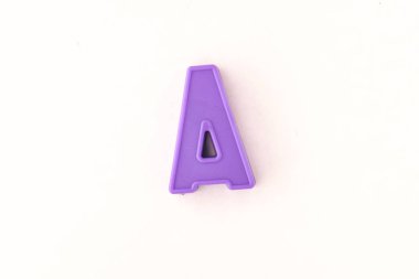 Beyaz arkaplan üzerine izole renkli harf