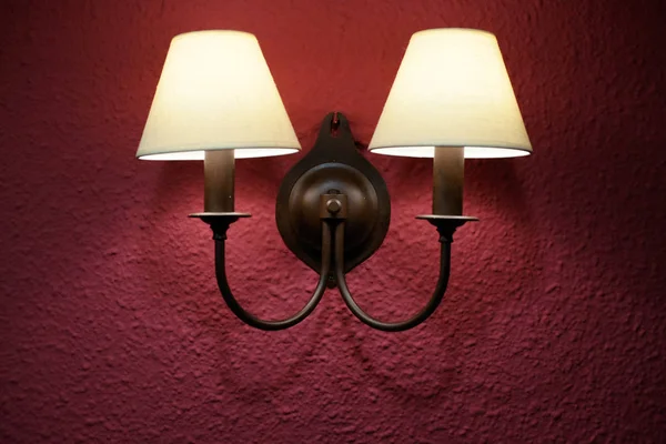 Дві лампочки настінні бра над рожевою стіною — стокове фото